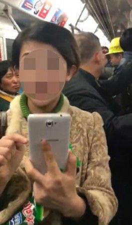 网友爆料吃鸡脚视频,吃鸡脚视频引发热议,揭秘网络直播背后的秘密 第3张 网友爆料吃鸡脚视频,吃鸡脚视频引发热议,揭秘网络直播背后的秘密 第3张